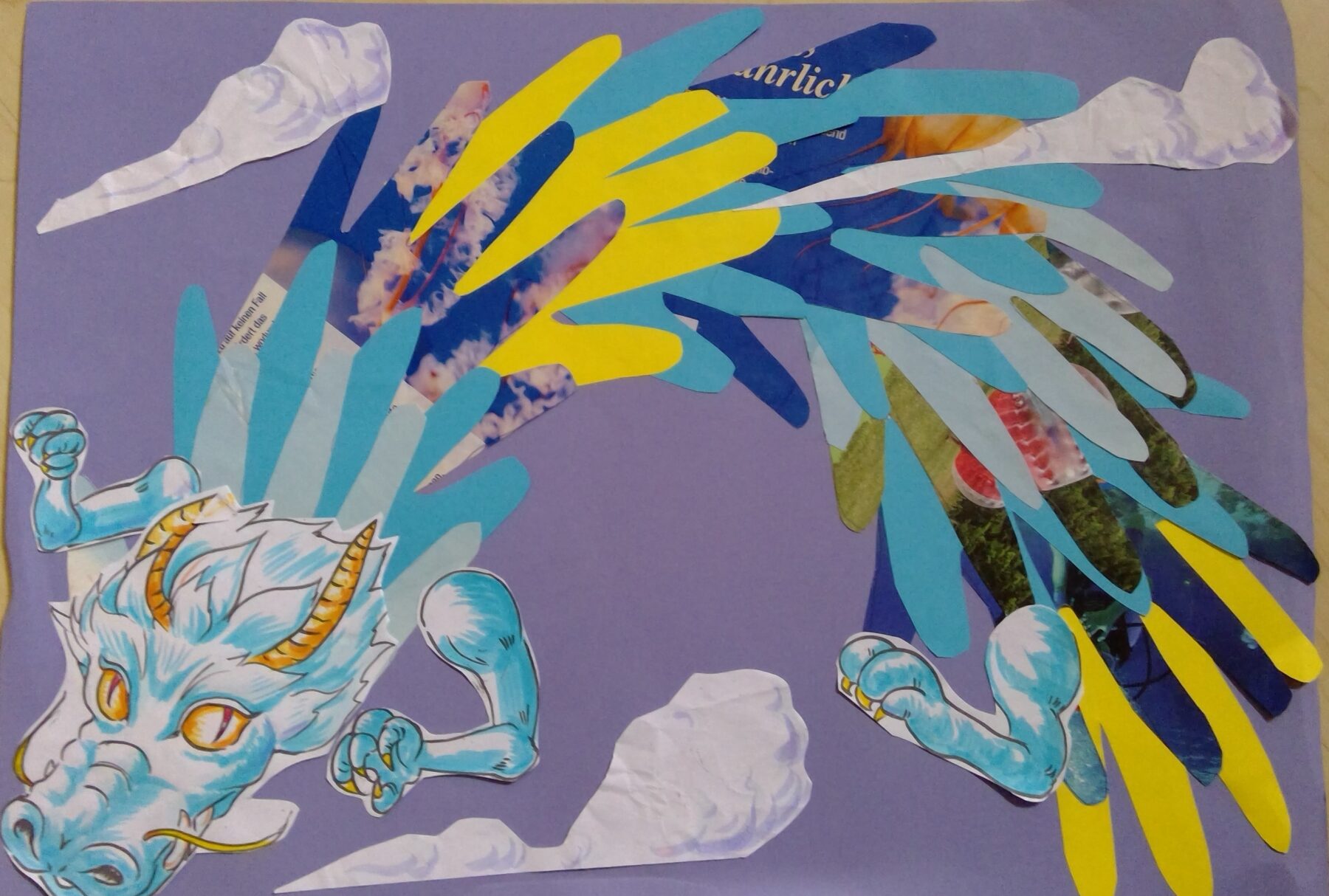 Drache ausgeschnitten und kollagenartig aufgeklebt