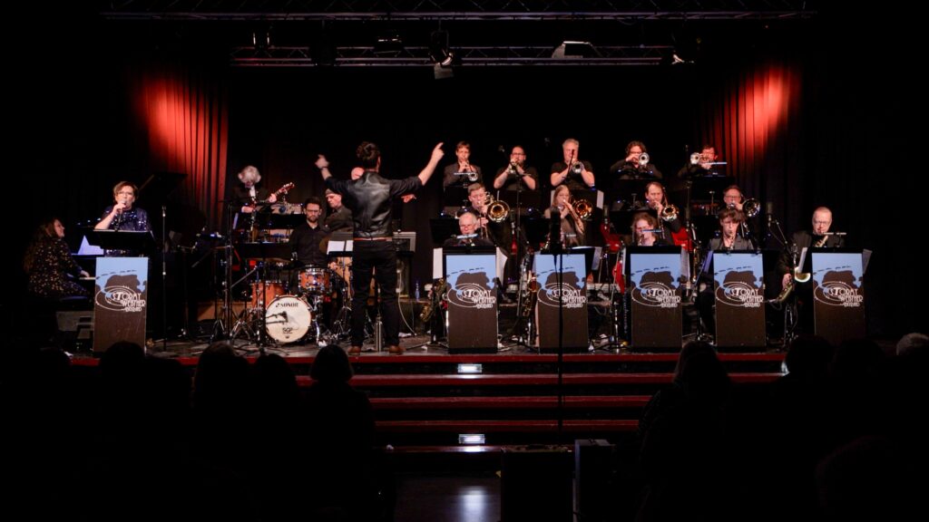 FRomtalansicht der Bigband Stormy Weather