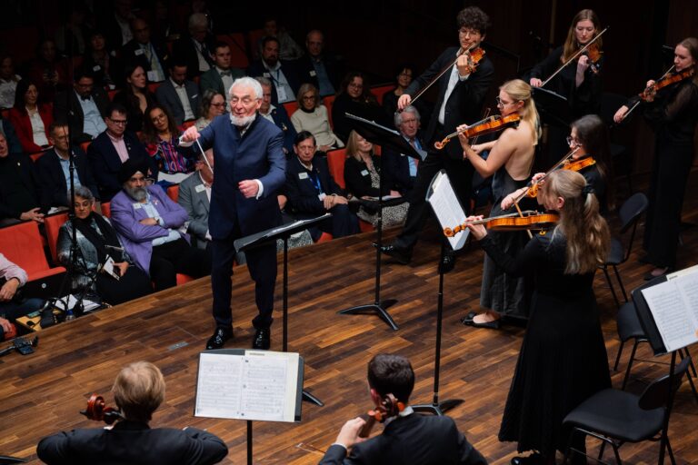 Blick halb über das Orchester von oben in die forderen Reihen
