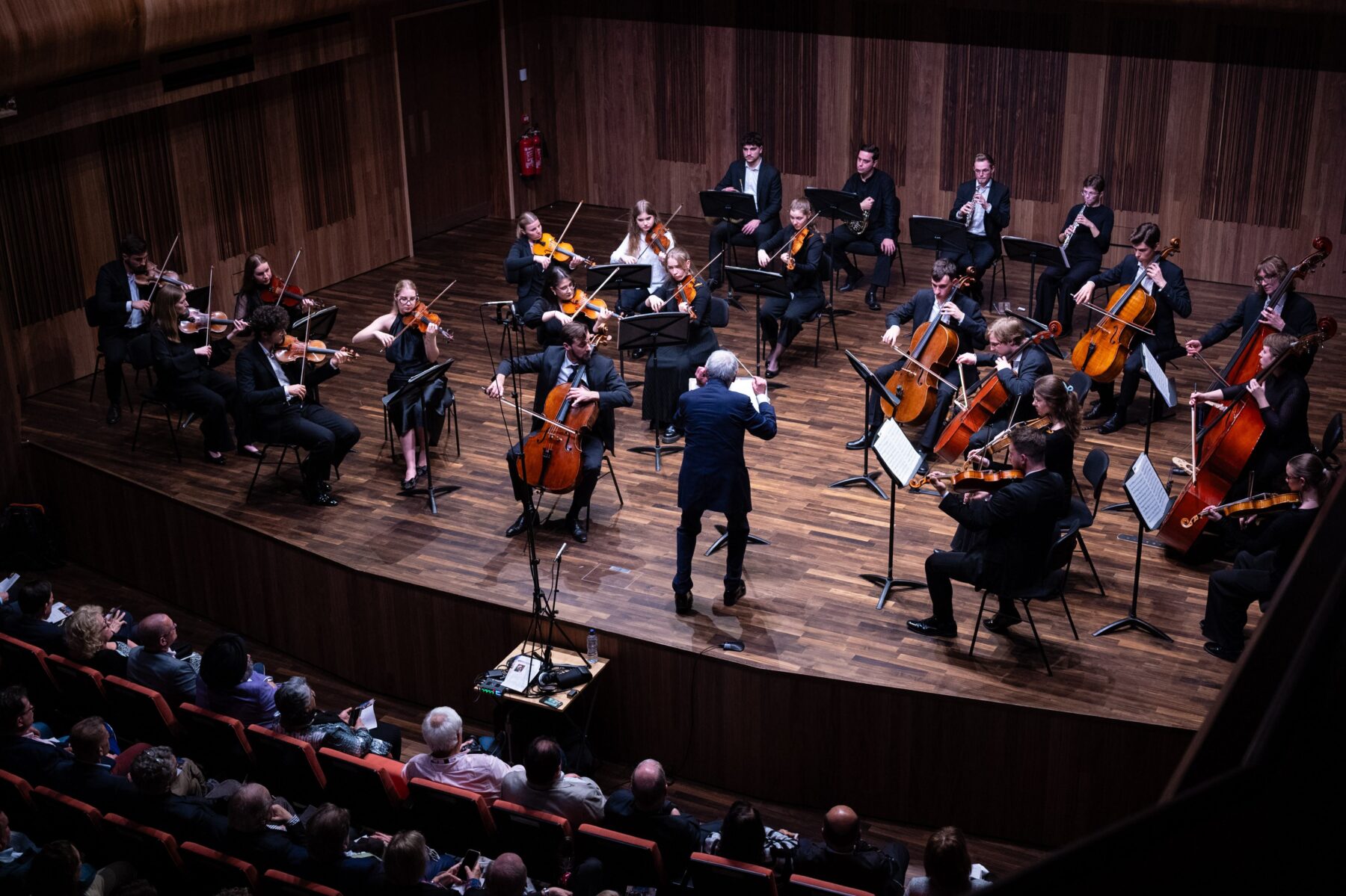 Konzert, Blick von oben auf die Bühne