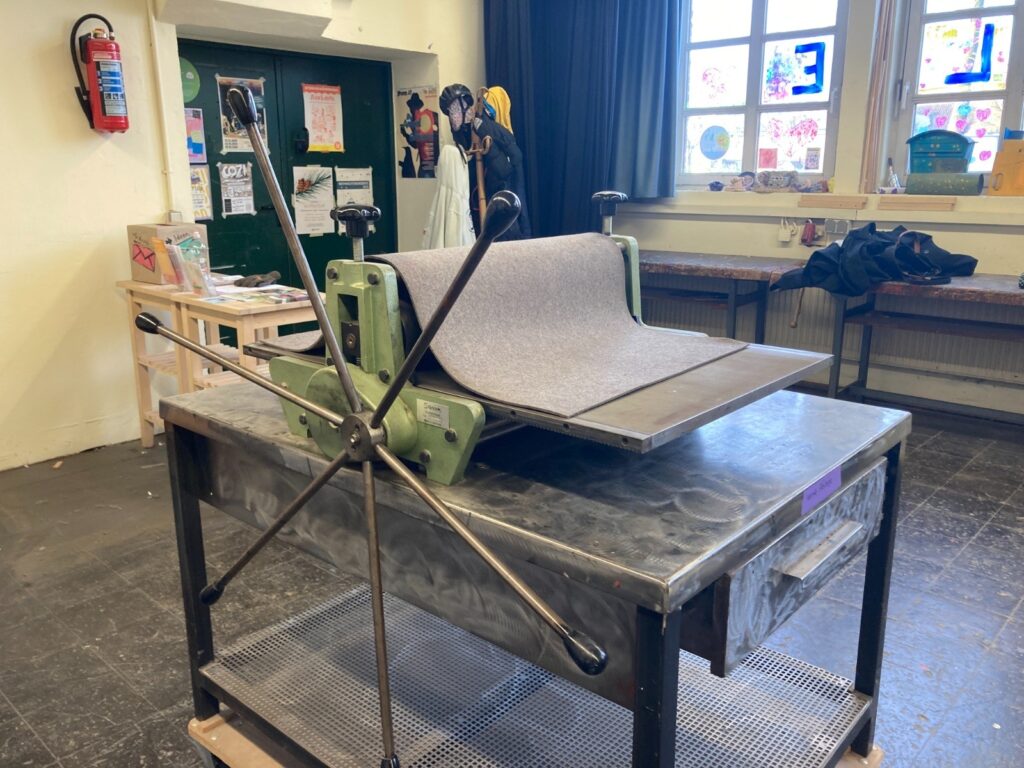 große Druckerpresse in Kunstschule